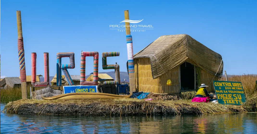 Cosas que Hacer en el Lago Titicaca: Principales Atracciones y Experiencias 2 Visita a las Islas Flotantes de los Uros hechas de totora en el Lago Titicaca.