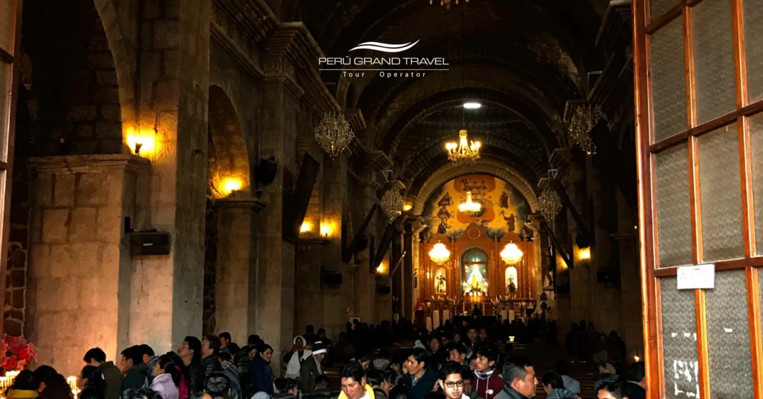 Visitantes en el interior del templo de la merced en Puno