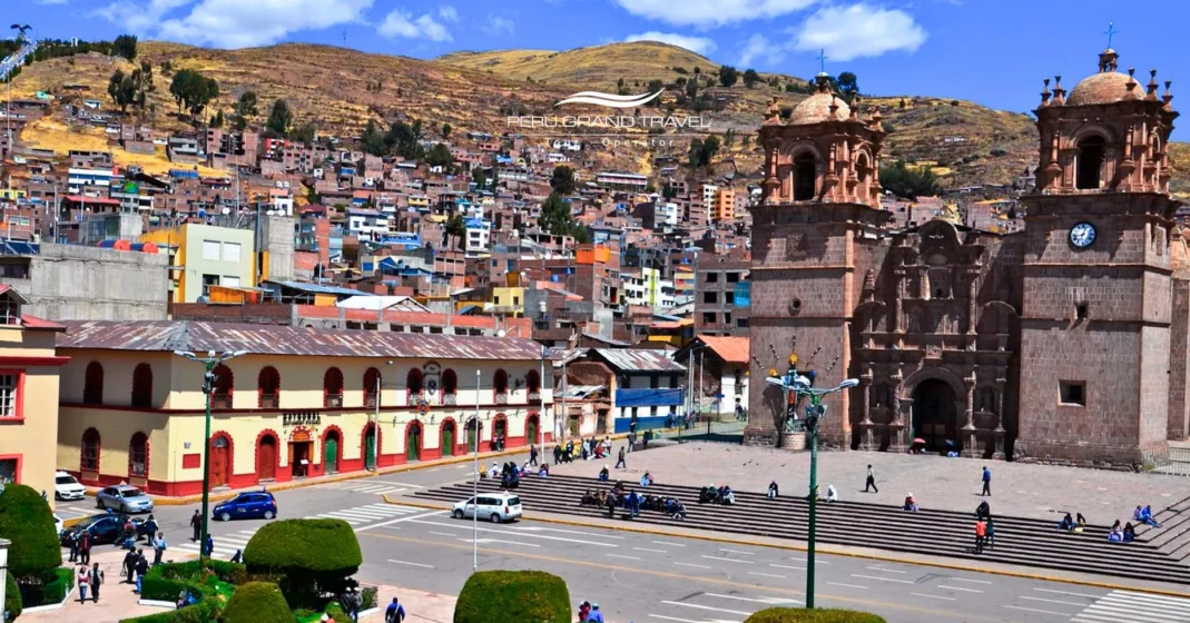 Plaza de Armas de Puno: el corazón cultural del Lago Titicaca 1 Vista aérea de la Plaza de Armas de Puno, mostrando la Catedral Basílica, calles de la ciudad y coloridos barrios en las laderas que rodean la plaza.