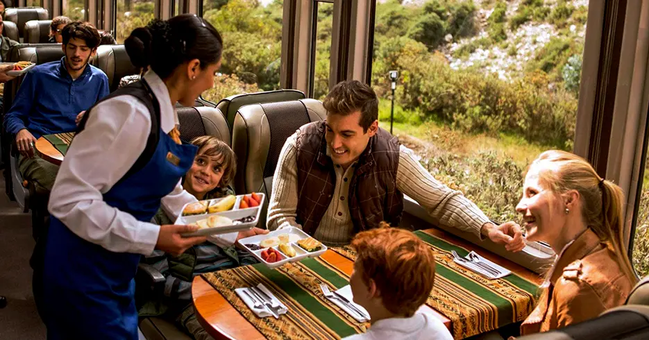 actividades en peru para niños, tren panoramico hacia machu picchu