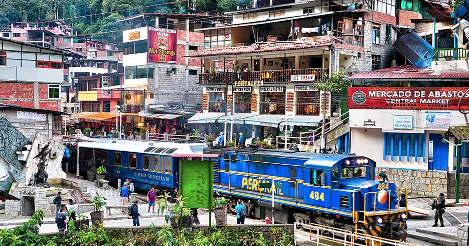Explora Valle Sagrado Machu Picchu en 2 Días: Una Aventura Inca 4 tren de peru rail llegando al pueblo de aguas calientes en el valle sagrado y Machu Picchu