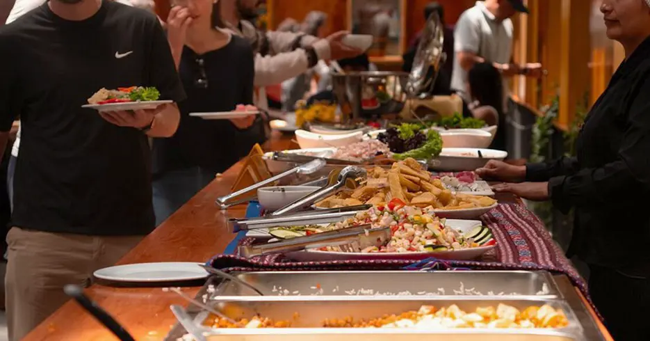 Explora Valle Sagrado Machu Picchu en 2 Días: Una Aventura Inca 2 Almuerzo buffet en el valle sagrado en cusco