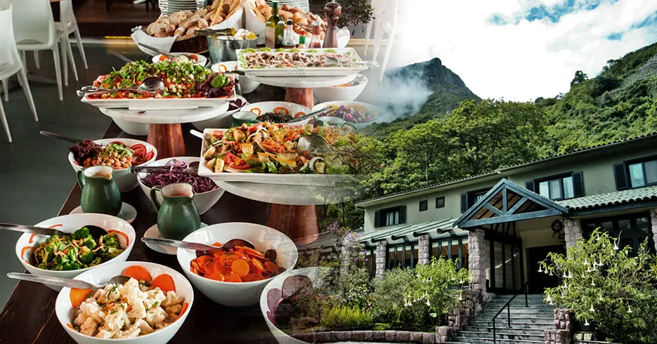 Los 12 Mejores Consejos para viajar a Perú 4 Buffet en el santuary lodge en Machu Picchu, almuerzo buffet alrededor de mucha vegetación