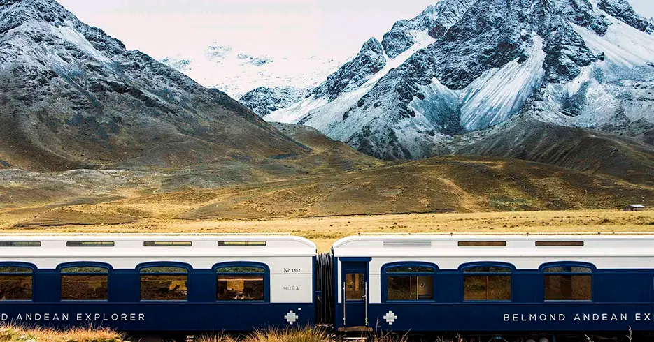 el tren belmond andean explorer con nevados de fondo