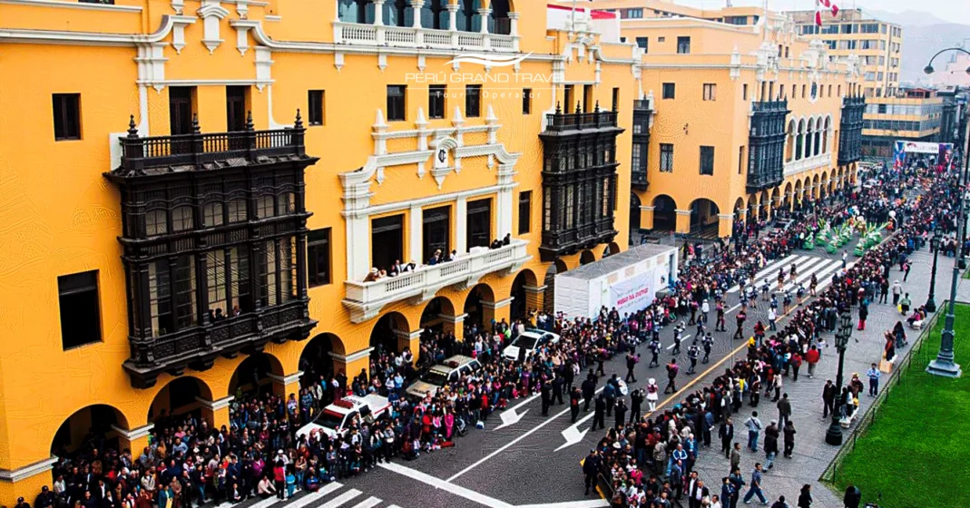 El Aniversario de Lima: 7 Formas Grandiosas de Celebrar la Ciudad de los Reyes 3 Plaza central de Lima en el aniversario de Lima