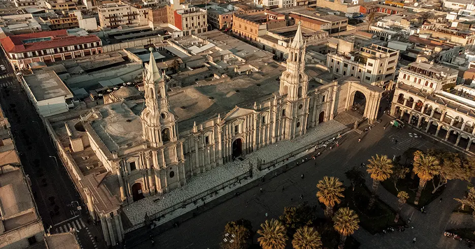 Los 12 Mejores Consejos para viajar a Perú 13 Consejos para viajar a Perú, Arequipa ciudad blanca y la vista de la catedral de arequipa y diferentes casas y árboles