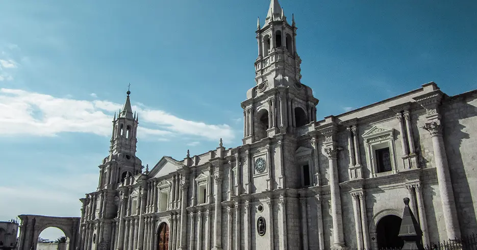 Catedral de arequipa en la plaza de armas con un cielo celeste despejado