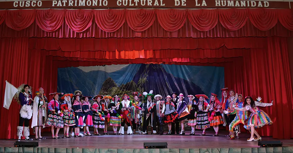 Cosas que hacer en Cusco: Lo mejor de la ciudad en un solo viaje 7 Personas vestidas con trajes típicos de cusco de bailes tradicionales en el centro qosqo de arte nativo
