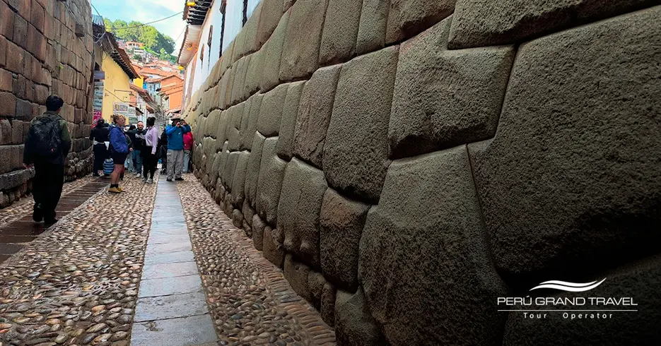 Top 5 calles Cusco con historia, fotos y encanto 1 calle cusco hatun rumiyoc piedra de 12 angulos