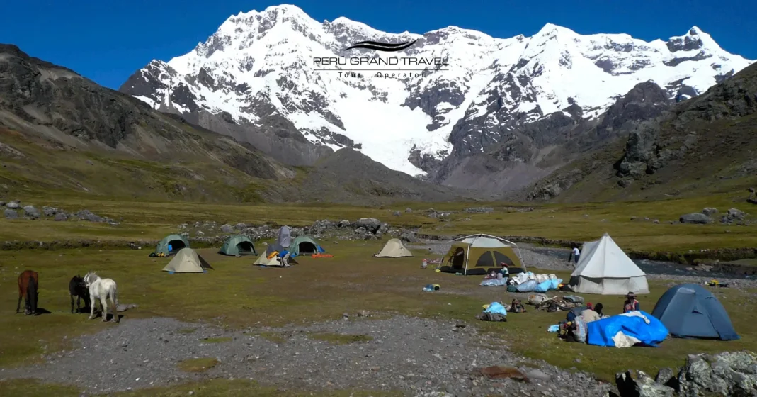 Lares Trek vs Ausangate Trek: 7 Diferencias Cruciales para Elegir tu Aventura de Lujo en 2026 3 campamento en ausangate