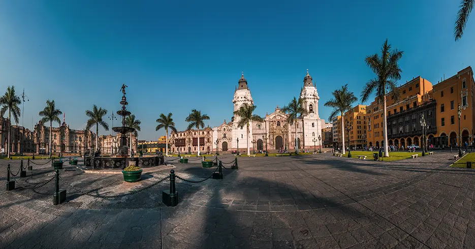 Los 12 Mejores Consejos para viajar a Perú 12 La capital de lima en Perú, vista de la catedral y el centro de la plaza, la fuente y varias palmeras en la plaza