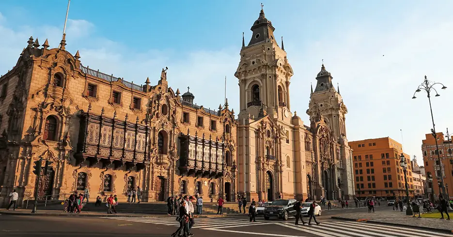 Catedral de la capital de Perú, Lima, varias personas caminando alrededor y un cielo despejado