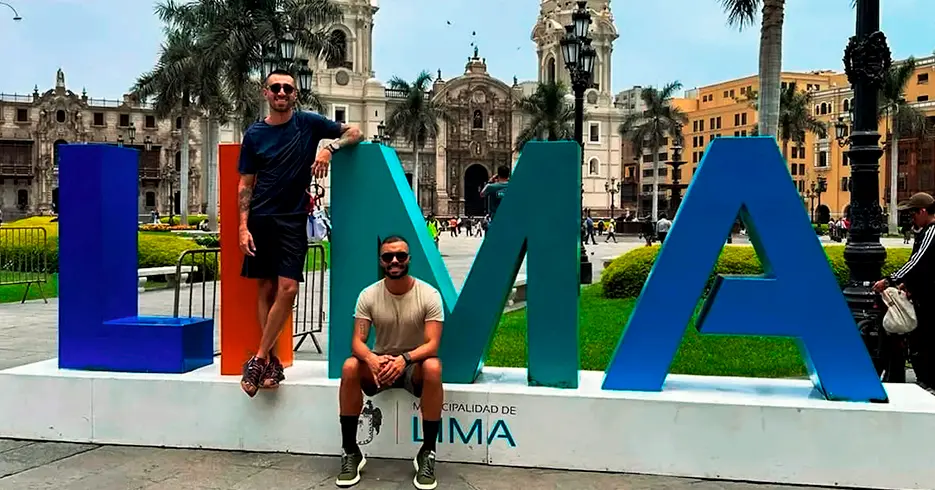 Imperdibles del centro histórico Lima para tu viaje 6 turistas posando en la plaza de armas de lima