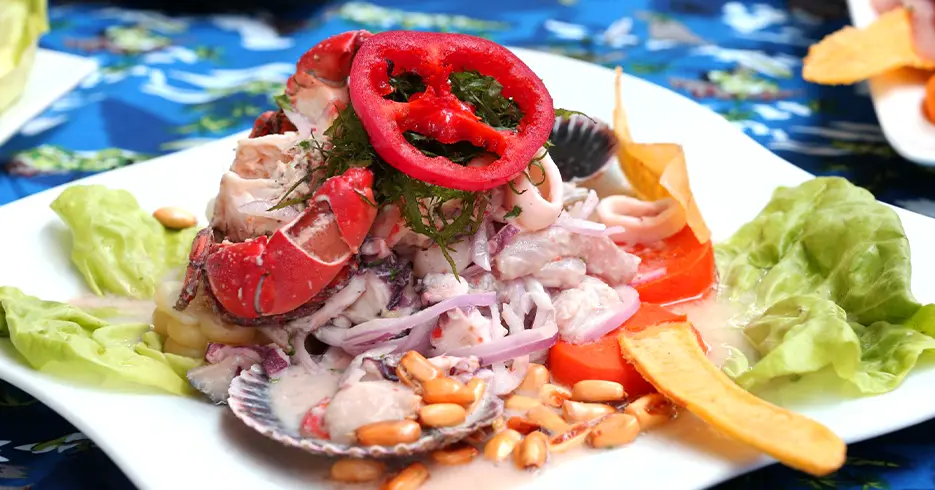 Perú en 10 días: Tu Guía a los mejores lugares 3 Comida típica de Perú, ceviche peruano con cebolla, lechuga, rocoto, maíz tostado y camote.