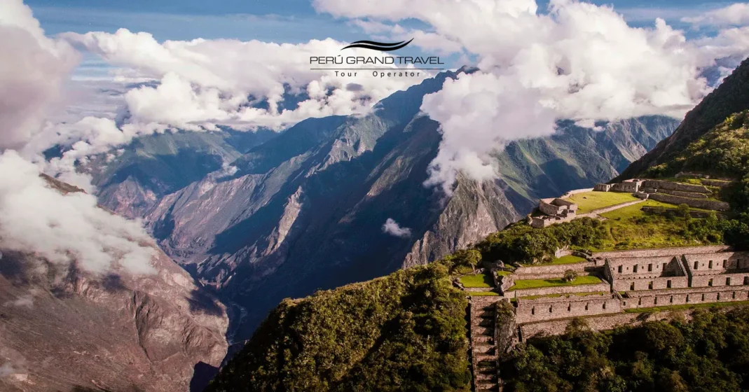 Los 6 Mejores Treks a Machu Picchu: ¿Qué ruta se adapta a tu espíritu? 4 choquequirao, centro arqueologico de choquequirao, trek to choquequirao, trekks to machupicchu, guide to visit to machupicchu, paisaje andino, treks a machu picchu