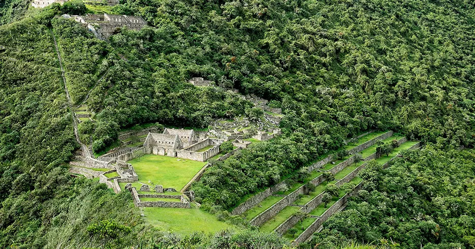 choquequirao hermana de machu picchu rodeado de mucha vegetacion, construcciones incas y andenes