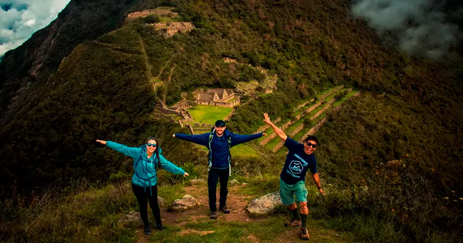 Choquequirao trekking hasta Machu Picchu: Qué saber 7 turistas con la vista de choquequirao de fondo