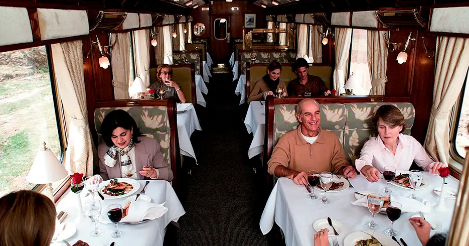 Viaja de Lujo a Machu Picchu en el Tren Hiram Bingham 5 coche restaurante en el tren hiram bingham