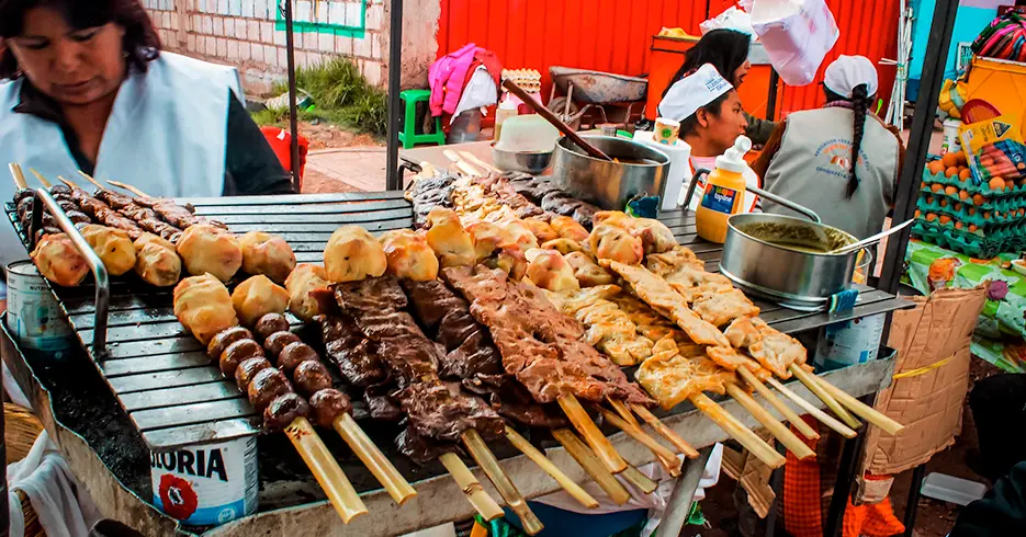 Imperdibles del centro histórico Lima para tu viaje 5 comida callejera en el centro historico lima