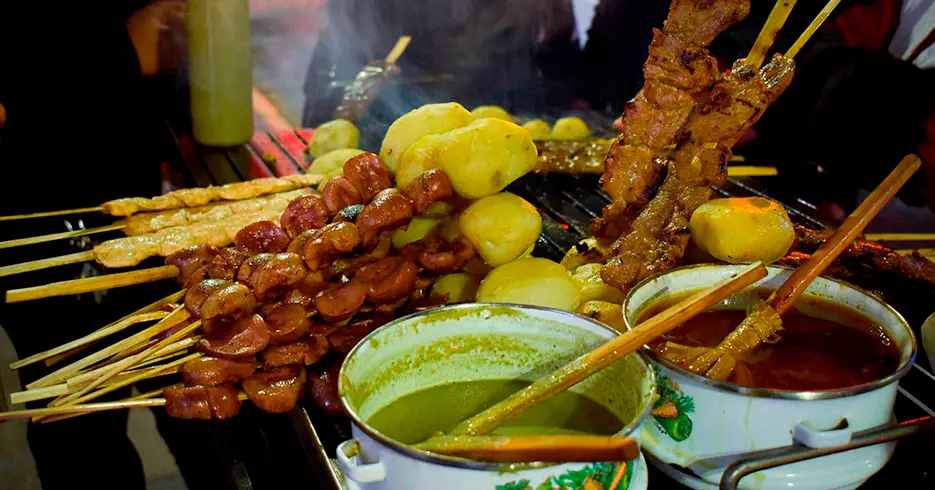 comida callejra peruana - anticuchos de diferentes carnes