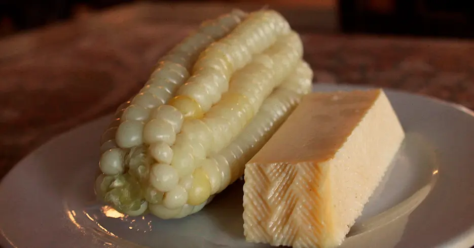 comida callejera peruana - choclo con queso