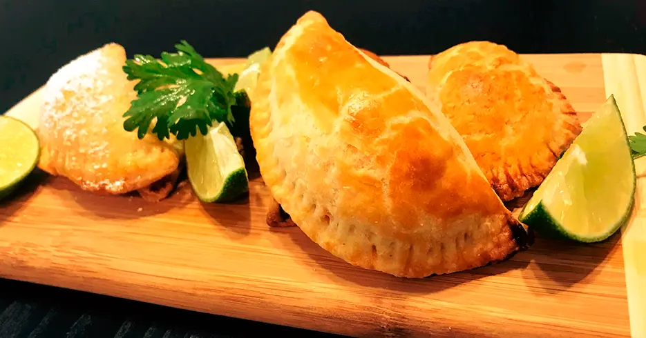 comida callejera peruana - empanadas salteñas con limon