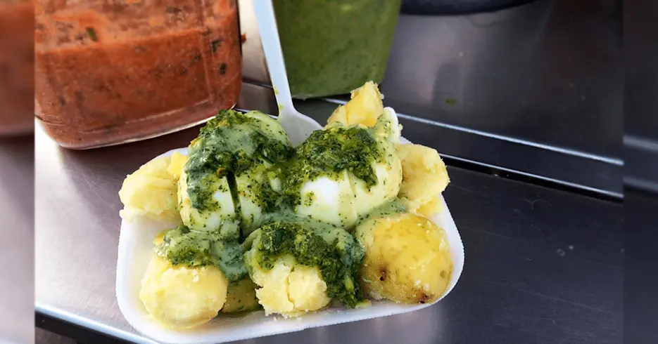 comida callejera peruana - papa con huevo