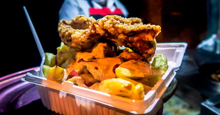 comida peruana callejera - pollo broaster con papas fritas