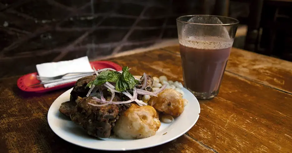 Cosas que hacer en Cusco: Lo mejor de la ciudad en un solo viaje 10 Comida típica de chancho con papa y choclo con una frutillada, comida tradicional en la picanterías de cusco
