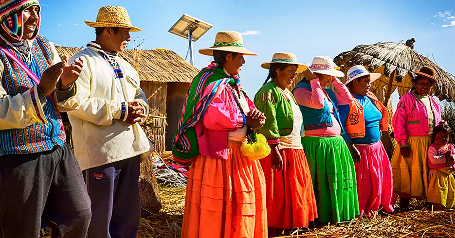 comunidad de la isla flotante de uros en puno peru