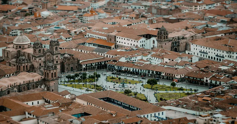 La ciudad de cusco dese un dron, vistas de las casas coloniales de cusco y la plaza principal de la ciudad