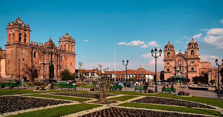 5 Ciudades de Perú que Todo Viajero debe Conocer 5 plaza de armas de cusco, vista de la iglesia de la compañia de jesus y la catedral de cusco