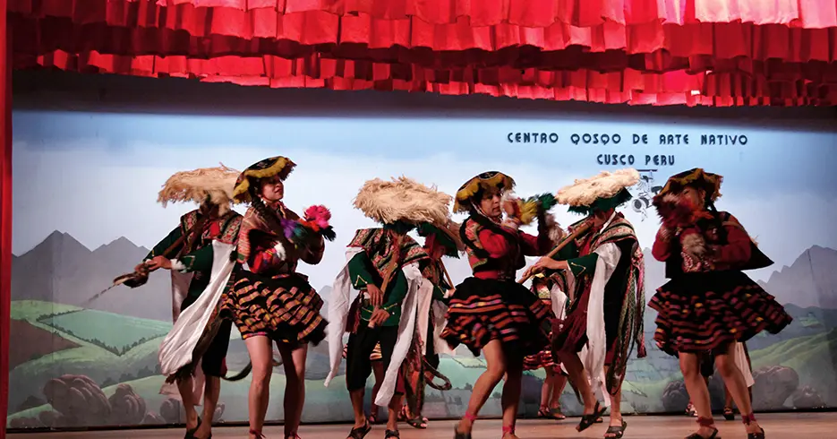 Qué hacer en Cusco 4 Días: Todo lo que necesitas saber para una Experiencia Única 2 Danza típica de cusco en el centro qosqo de arte nativo en cusco Perú, se ven los trajes típicos y coloridos de esta danza