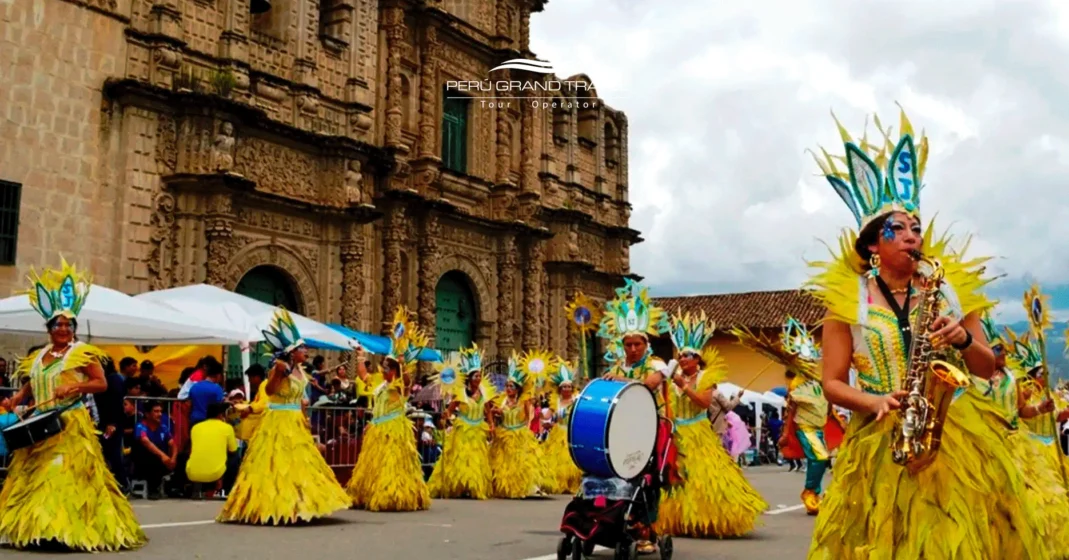 La magia del Carnaval de Cajamarca: 10 razones asombrosas para vivir el festival más famoso del Perú 1 danzas tipicas de cajamarca, carnaval en cajamarca, carnavales en peru, danzantes femeninas con trajes amarillos
