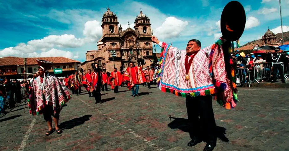 Viaja a Perú en junio, y vive las mejores experiencias en las fiestas de Cusco 9 desfile civico en las fiestas cusco