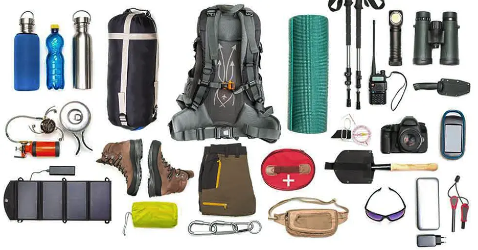 Equipamiento para el trekking en Perú, mochila, botas de trekking, cámara, lentes, agua, bastones de trekking, binoculares y otros elementos
