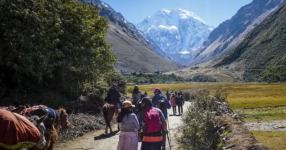 ¿Es Seguro Viajar a Perú? Guía Completa para un viaje Tranquilo 1 es seguro viajar a peru, camino a la laguna humantay con la vista del nevado salkantay