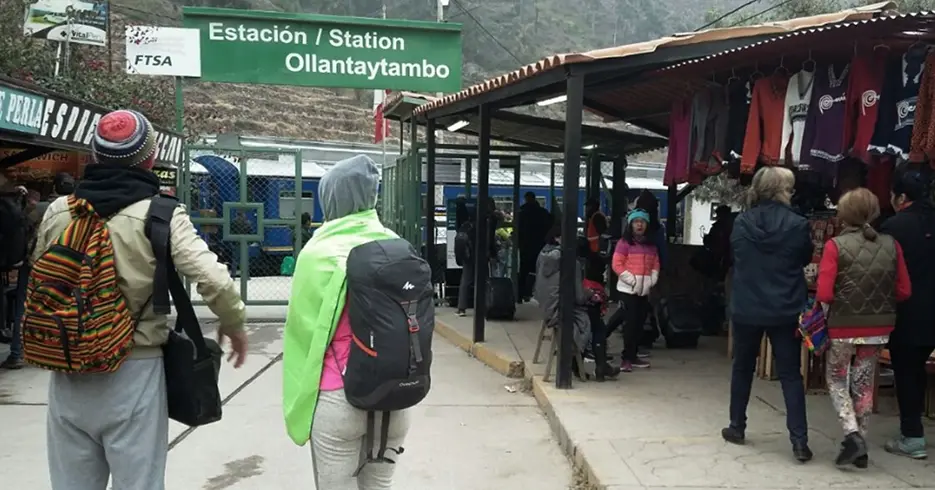Tu Aventura Inca Comienza Aquí: Todo Sobre el Tren de Cusco a Machu Picchu 1 estacion de ollantaytmbo en el valle sagrado para tomar el tren de cusco a machu picchu