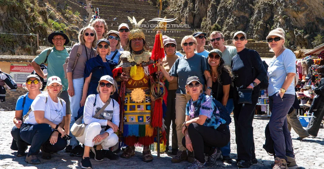 Tours en Perú: Guía Definitiva con 15 Experiencias de Lujo para Transformar tu Viaje en 2026 1 familia-en-tour-de-valle-sagrado, tours en peru