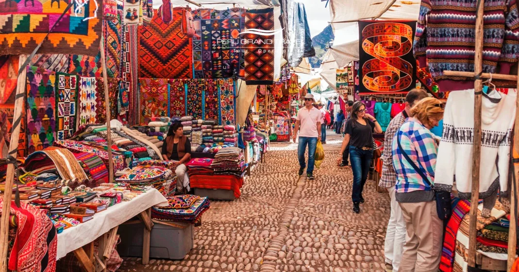 7 razones extraordinarias para celebrar el Día del Artesano en Perú: Una clase maestra de patrimonio vivo 5 feria de chincheros, feria de artesanias