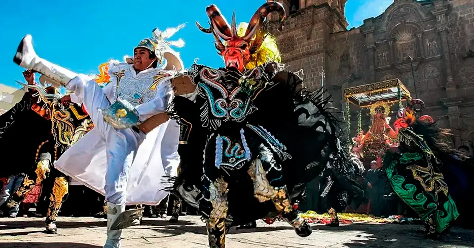 5 Ciudades de Perú que Todo Viajero debe Conocer 9 festividad de la virgen del carmen, personas danzando y cargando a la virgen con trajes tipicos en las ciudades de peru en puno