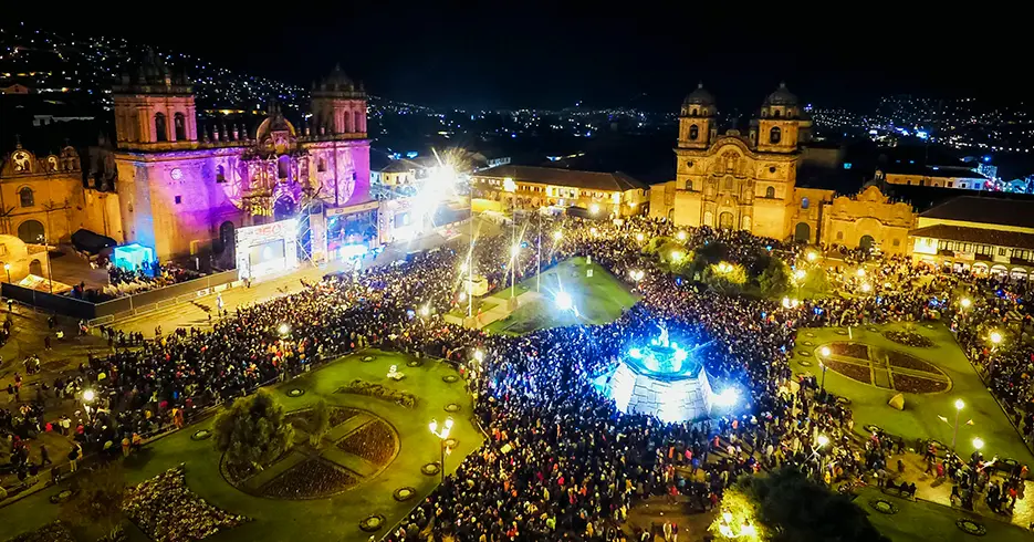 Viaja a Perú en junio, y vive las mejores experiencias en las fiestas de Cusco 7 fiesta de luces y sonido en la plaza de armas de cusco. fiestas de cusco en junio