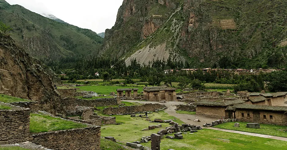 centro arqueologico de ollantaytambo, con las contrucciones incas y andenes de la fortaleza de ollantaytambo