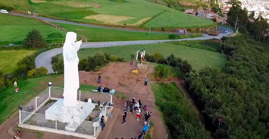Descubre la Fascinante Historia del Cristo Blanco de Cusco y Cómo Llegar: Un ícono de fe y paisaje andino 2 gigante-estatua-de-cristo-blanco-del-cusco