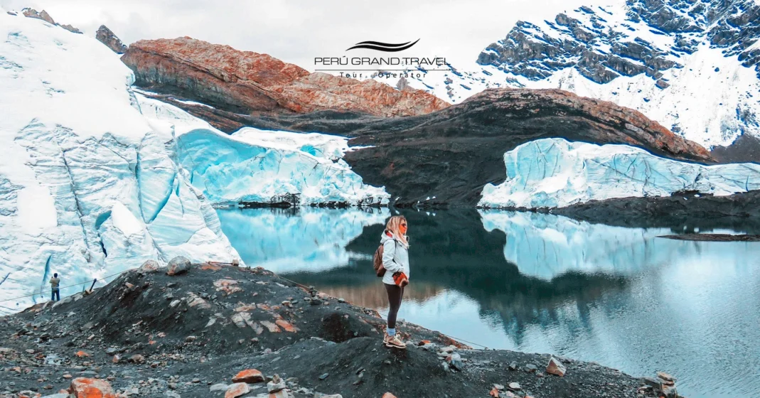Qué hacer en Perú 2026: El Itinerario Incomparable para Viajeros de Lujo y Primeras Visitas. 6 glaciar pastoruri. huaraz, que hacer en peru, que hacer en huaraz, turista en paisaje de huaraz, trekking a huaraz,