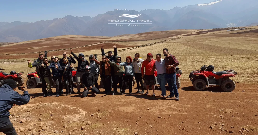 Tours en cuatrimoto en Cusco 2026: La Arte de Combinar Adrenalina y Paisajes Sagrados 1 grupo-de-turistas-en-tour-cuatromoto-valle-sagrado
