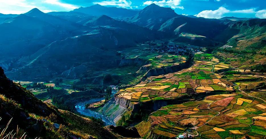 Viaja al Cañón del Colca: aventura única que no olvidarás 1 hermosa vista del cañon del colca en arequipa