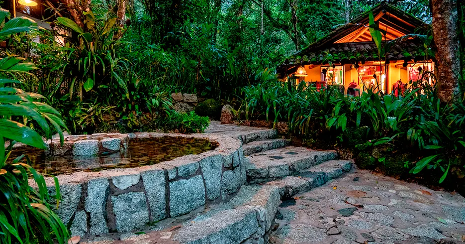 hotel inkaterra en machu picchu pueblo, rodeado de mucha vegetacion verde