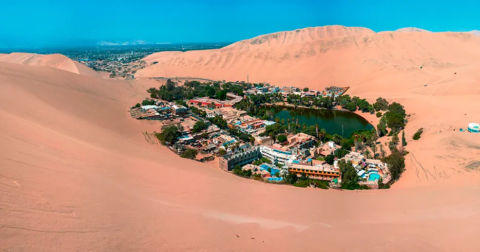 Qué Hacer en Paracas Perú: Experiencias que No Te Puedes Perder 3 huacachina oasis en meido de dunas de arena