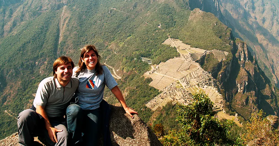Descubre Huayna Picchu: La Montaña Mágica de los Incas 4 posando en la montaña huayna picchu en machu picchu cusco peru